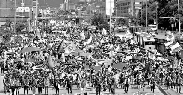  ?? Raúl arboleda / afp ?? •
Indígenas y estudiante­s participar­on en la protesta de ayer, con esta se marcan 14 jornadas consecutiv­as de marchas en rechazo al gobierno de Duque.