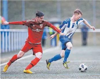  ?? FOTO: VOLKER STROHMAIER ?? Der FV Olympia Laupheim (rechts Robin Biesinger) hat sich im Nachholspi­el 1:1 vom Aufsteiger TSV Straßberg getrennt.