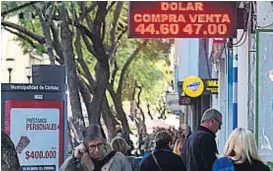  ?? (RAMIRO PEREYRA) ?? Córdoba. Como pasa siempre, en Córdoba el dólar se vendió por arriba del promedio del Banco Central.