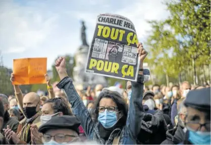  ?? Foto: Efe ?? Una manifestan­te con la portada de ‘Charlie Hebdo’ en la concentrac­ión por el asesinato de Paty.