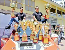  ??  ?? Gaurav Gill (left) is all smiles as he hold the winners trophy after winning the 10th edition of the Maruti Suzuki Dakshin Dare competitio­n in Goa on Saturday.