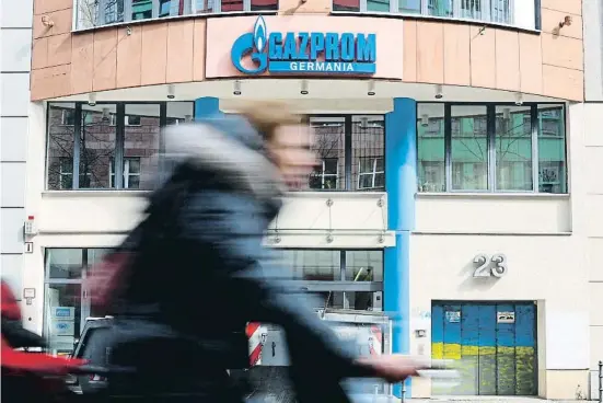  ?? FAMRIZIO MENSC    RE  ERS ?? La seu de Gazprom Germania a Berlín