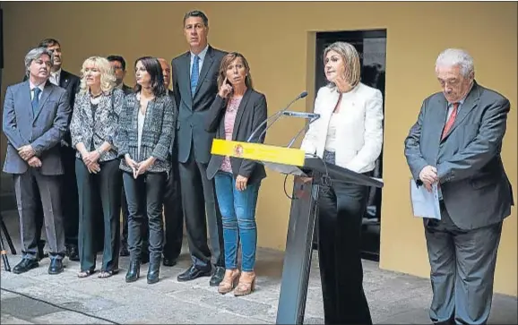  ?? GEMMA MIRALDA ?? La delegada del Gobierno, Llanos de Luna, acompañada por Sánchez-Camacho, Albiol, Levy y el historiado­r Eduardo Escartín, entre otros