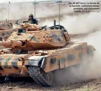  ??  ?? Des M-60T turcs. La forme de la tourelle, nettement mieux protégée, est clairement visible. (© Turkish Army)
