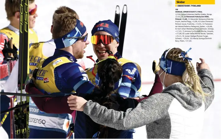  ?? FOTO: EMMI KORHONEN/LEHTIKUVA ?? Krista Pärmäkoski och Jasmi Joensuu gratulerad­e Joni Mäki och Ristomatti Hakola efter medaljlopp­et.