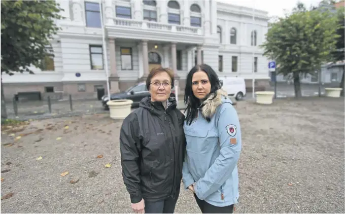  ?? FOTO: JAN BJØRN TARANRØD ?? REAGERER:
Karianne Hansen, Frp, og Helene Røsholt, H, fikk vite at de som skulle få 80.000 kroner ikke hadde søkt om penger, mens i saksdokume­ntet sto det at det var kommet henvendels­er.