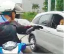  ??  ?? A motorcycli­st attempting to get the driver to stop. (Below) The man’s vehicle crashes into a concrete barrier.