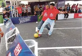  ?? ISA
PIC BY MAHZIR MAT ?? Participan­ts playing futsal during the Wow Carnival at the Bukit Jalil National Stadium in Kuala Lumpur yesterday.