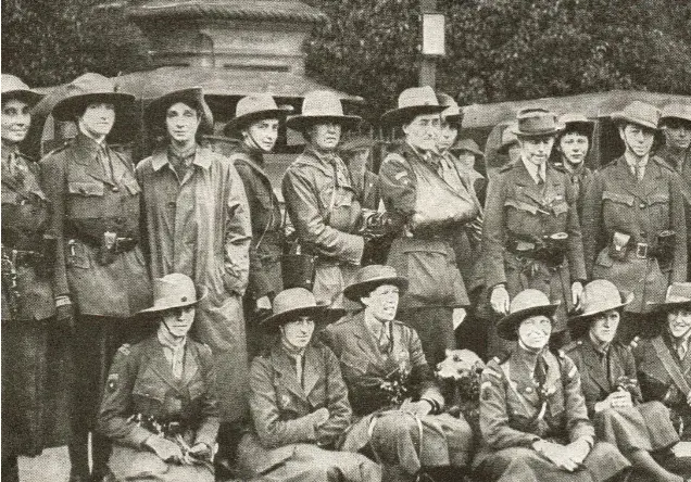  ??  ?? EXCELENTES CONDUCTORA­S.Abajo, el grupo de mujeres que formaban el cuerpo de ambulancia­s británico posando en Londres, antes de partir hacia el Frente Oriental.