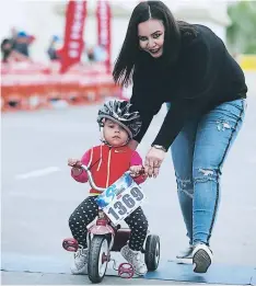  ?? FOTOS: EFRAÍN SALGADO/ALEX PÉREZ ?? Madre e hijo en una linda postal, ayudándole a continuar.