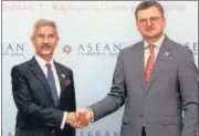  ?? ANI ?? External affairs minister S Jaishankar meets his Ukrainian counterpar­t Dmytro Kuleba, in Phnom Penh on Saturday.