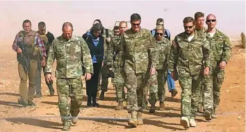  ?? AP ?? US Gen. Joseph Votel (centre), the top US commander in the Middle East, arrives on an unannounce­d visit on Monday at the Tanf military base in southern Syria.