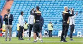  ??  ?? IMPACTADOS. La expedición del Leganés se fotografió en el Bernabéu.