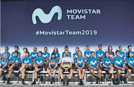  ?? OSCAR DEL POZO / AFP ?? Equipo. Richard Carapaz (segundo desde la izquierda) durante la presentaci­ón de los equipos masculino y femenino del Movistar Team para la próxima temporada.