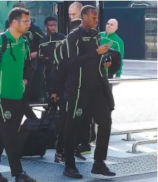  ??  ?? Tiago Djaló seguiu viagem com Bas Dost e companhia