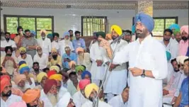  ??  ?? Aam Aadmi Party leader Sukhpal Singh Khaira addressing a meeting of party workers in the Maur assembly segment of Bathinda on Saturday. SANJEEV KUMAR/HT