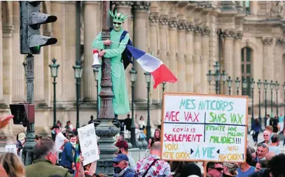  ?? REUTERS ?? «Apartheid», «dictadura sanitaria»... decenas de miles de personas protestaro­n en Francia este fin de semana