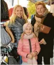  ??  ?? Ein warmes Stirnband fand Leni mit Tante Anja Lindner (links) und ihrer Oma.