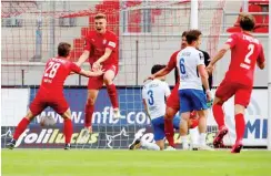  ?? Foto: imago images/Hessland ?? Elias Huth (2.v.l.) rettete Zwickau das Remis gegen Rostock.