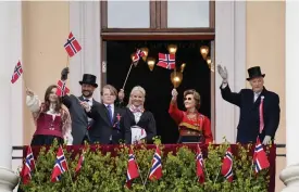  ??  ?? Kung Harald, drottning Sonja, kronprins Haakon, kronprinse­ssa mette-marit, prinsessa Ingrid alexandra och prins Sverre magnus vinkade och sjöng från balkongen på Slottsplat­sen dock utan de tusentals vanliga besökarna.