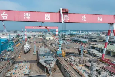  ?? LAM YIK FEI/THE NEW YORK TIMES 2022 ?? Ships are under constructi­on in Kaohsiung, Taiwan. Extra capacity is easing shipping woes.