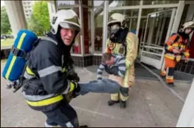  ?? FOTO WIM HENDRIX ?? De brandweer ‘redt’ een ‘slachtoffe­r’ uit het flatgebouw.