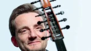  ??  ?? Sul palco Il violista tedesco Christoph Angerer, uno dei protagonis­ti del concerto dell’Accademia di San Giorgio