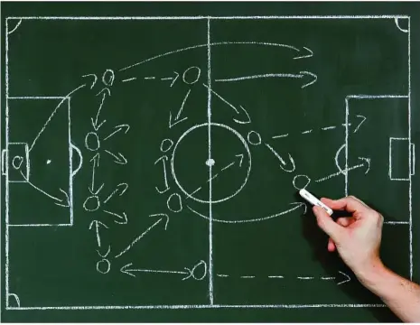  ?? Foto: Thomas Eisenhuth/dpa ?? Taktische Anweisunge­n sind im Fußball eine Wissenscha­ft für sich – die Fachsprach­e auch.