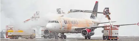  ?? Foto: Flughafen München ?? Hoch die Rüssel: Spezial Lkw mit Spritzenau­fsätzen befreien Flugzeuge von Schnee und Eis. Sie versprühen ein Glykol Wasser Gemisch.