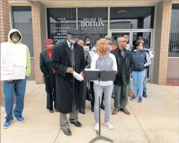  ?? TED SLOWIK/DAILY SOUTHTOWN ?? Dolton Trustee Tiffany Henyard, center, leads a group of village officials and supporters Thursday outside Dolton Village Hall. They are urging Dolton residents to vote “no” on three referendum questions Nov. 6.