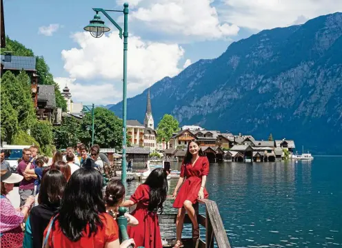  ?? IMAGO /OLAF SCHUELKE ?? Österreich ist auch bei Chinesen als Urlaubslan­d beliebt – unter anderem mögen sie den Hallstätte­r See.