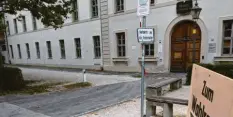  ?? Foto: Jörg Heinzle ?? Der Parkplatz des Holbein‰Gymnasiums: Wer hier ohne Erlaubnis parkt, wird abge‰ schleppt.