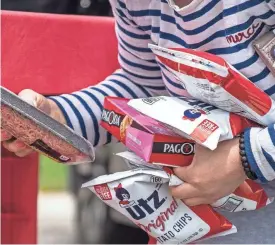  ?? ?? Esmeralda Cortez unloads groceries from the Salvation Army’s food bank in Aurora, Colo.