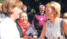  ?? FOTO: EPPINGER ?? OB Henriette Reker begrüßt die Ministerin­nen Ursula Heinen-Esser und Julia Klöckner (v.l.) im Stadtgarte­n.