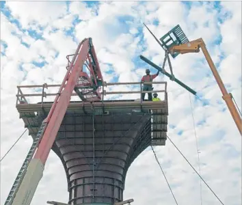  ?? Www.hsr.ca.gov ?? LAST WEEK’S court ruling clears the way for opponents of the $64-billion bullet train to file more lawsuits as constructi­on proceeds. Above, work is underway on a viaduct over California 99 in south Fresno.