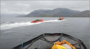  ??  ?? Au total, ce sont cinq Bombard C5 qui constituen­t la flotte de Centre Terre en Patagonie. Ils sont motorisés avec des Suzuki de 9,9, 25 et 30 chevaux. À cela s’ajoutent des annexes, comme ici une Bombard Aerotec prise en remorque par un C5. Des petits bateaux qui passent partout !