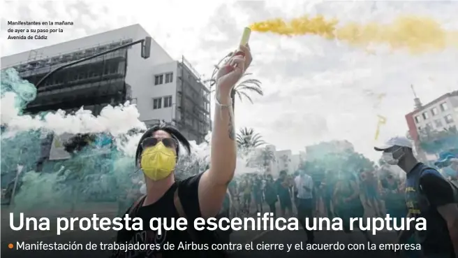  ?? LOURDES DE VICENTE ?? Manifestan­tes en la mañana de ayer a su paso por la Avenida de Cádiz