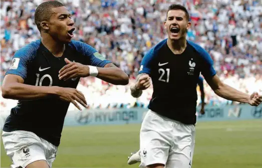  ?? David Vincent/ap ?? Mbappé (à esq.) comemora o seu primeiro gol, o terceiro da França, na vitória por 4 a 3 sobre a Argentina, ontem; craque de apenas 19 anos se tornou o segundo jogador mais jovem a fazer dois tentos em mata-matas de Copas do Mundo, ficando atrás somente...