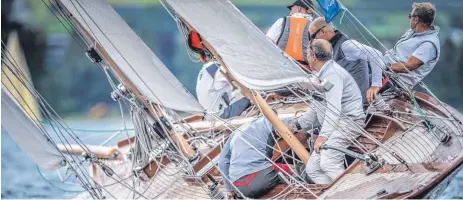  ?? FOTO: TOBIAS STOERKLE WWW.BLENDE64.COM ?? Die Achter-Crews zeigen vollen Einsatz und liefern sich spannende Wettfahrte­n.