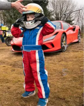  ?? FREDRIK REFVEM ?? Felix Lervik er også klar for fart. Med en Ferrari kledelig i bakgrunnen.