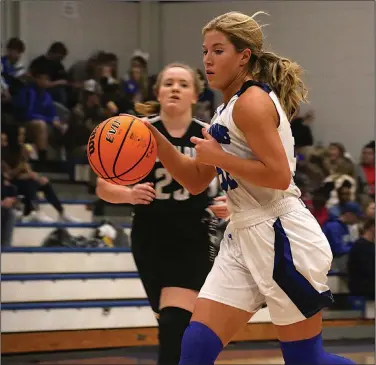  ?? Siandhara Bonnet/News-Times ?? To the hoop: PARKERS CHAPEL'S DRUE THOMAS PUSHES THE BALL UP THE flOOR AGAINST WOODLAWN.THOMAS SCORED THE GO-AHEAD BASKET WITH 26.8 SECONDS REMAINING FRIDAY IN A 38-33 WIN AT PARKERS CHAPEL.