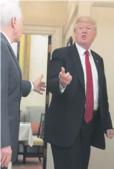  ?? FOTO: EL HERALDO ?? El mandatario junto al vicepresid­ente Mike Pence previo a la discusión del tema comercial en el Salón Oval de la Casa Blanca.