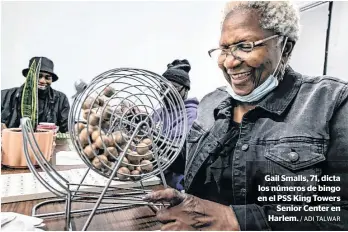  ?? / ADI TALWAR ?? Gail Smalls, 71, dicta los números de bingo en el PSS King Towers
Senior Center en Harlem.