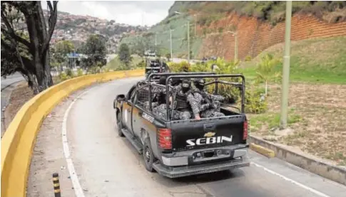  ?? EFE ?? Militares venezolano­s en la operación de captura del piloto Óscar Pérez, ayer en El Junquito (Caracas)