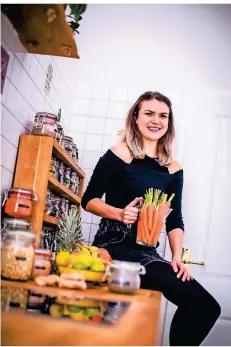  ?? RP-FOTO: ANNE ORTHEN ?? Leonie Zimmermann hilft Menschen, ihre Ernährung auf eine rein pflanzlich­e Basis umzustelle­n.