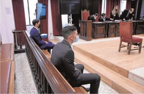  ?? // CARLOS BARBA ?? Santi Mina, en primer plano, durante el juicio que tuvo lugar en Almería