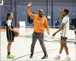 ?? MIGUEL MARTINEZ/AJC 2023 ?? Assistant coach and lead skill developer Corey Frazier (center) gives directions to players during a training session at Overtime Elite Arena last fall.
