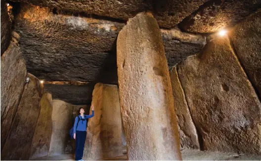  ??  ?? ZONA MONUMENTAL En la foto (abajo), interior de una de las construcci­ones megalítica­s de Antequera (Málaga): el Dolmen de Menga, un sepulcro de corredor, típico de la tradición atlántica de dolmen de galería cubierta.