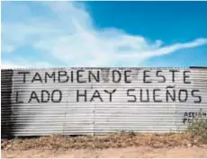  ?? // REUTERS ?? Junto a estas líneas, grafiti en el muro fronterizo mexicano. Abajo, más de 750 personas cruzaron a Estados Unidos desde México en La Joya y áreas cercanas el 25 de marzo