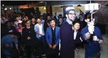  ?? TUOITRENEW­S.VN ?? SIAP BERSAING: Sundar Pichai berfoto bersama pengusaha start-up di Hanoi.